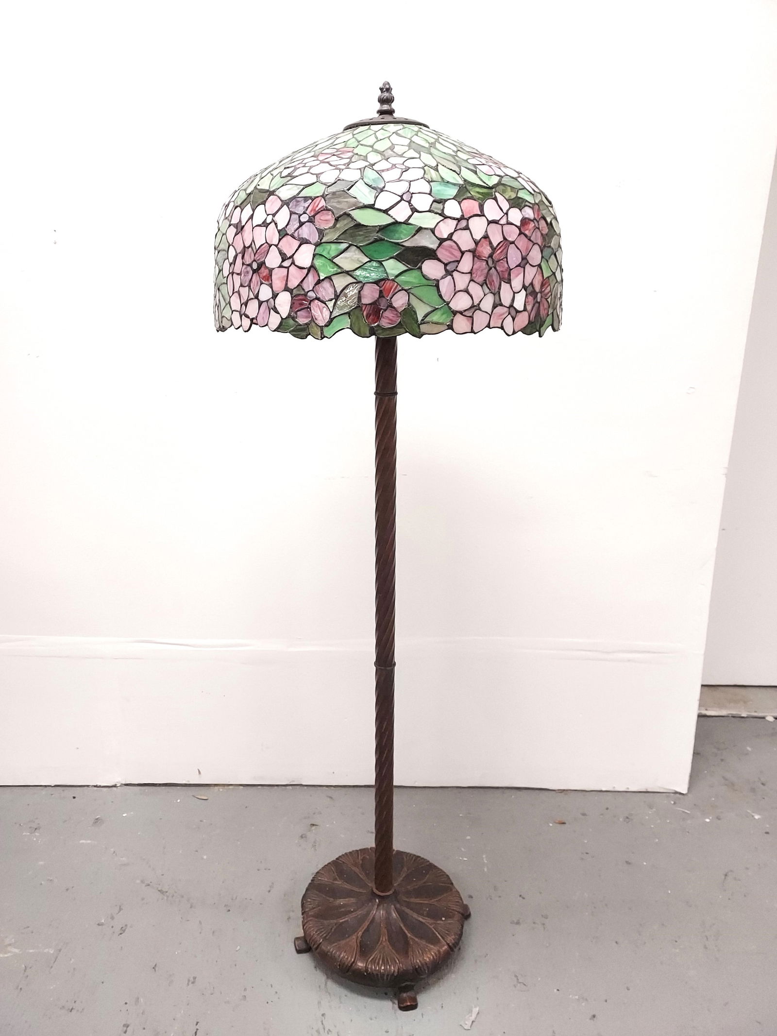 VNTG TIFFANY STYLE FLORAL LEADED