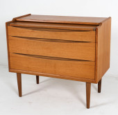 VODDER STYLE DANISH TEAK VANIT