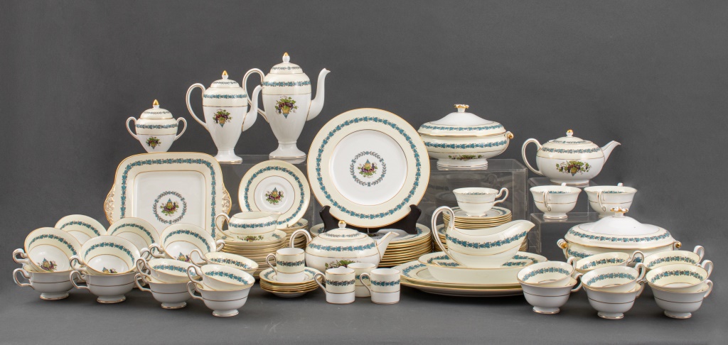 WEDGWOOD "APPLEDORE" PATTERN DINNER
