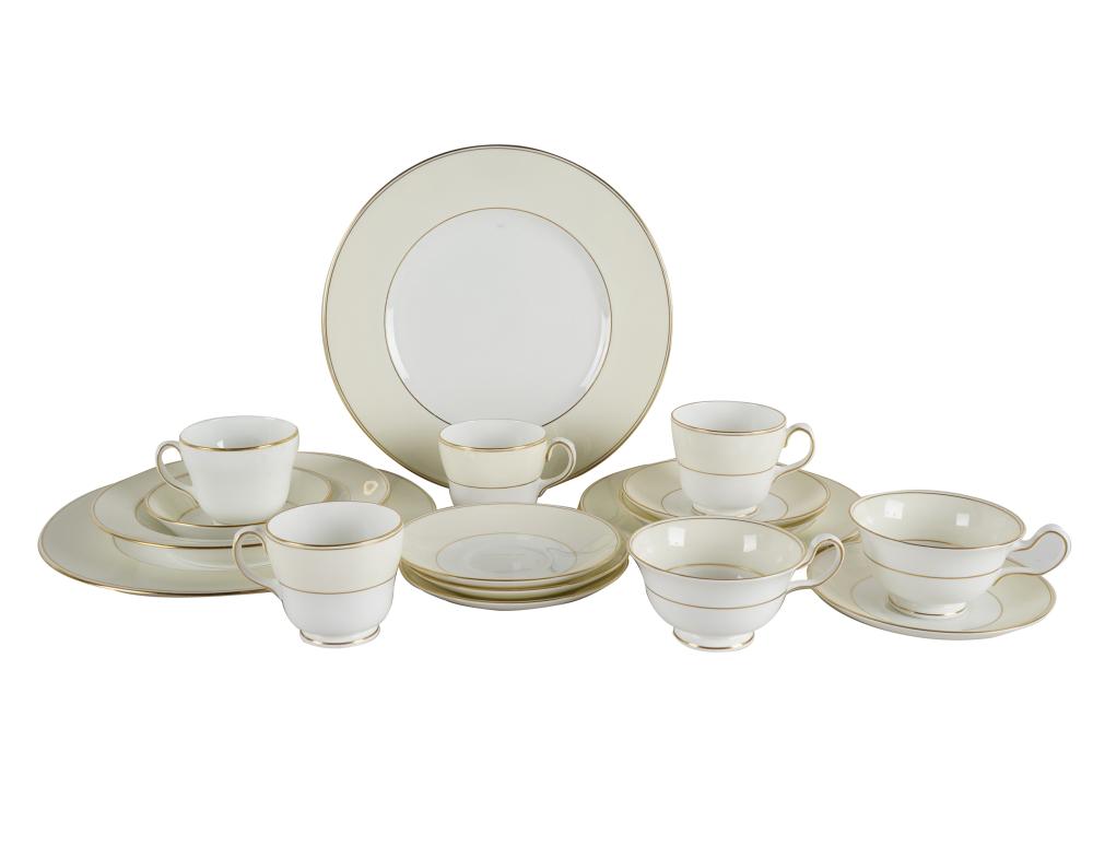 WEDGWOOD BONE CHINA SERVICE1957 -
