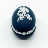 WEDGWOOD CREAM ON PORTLAND BLU