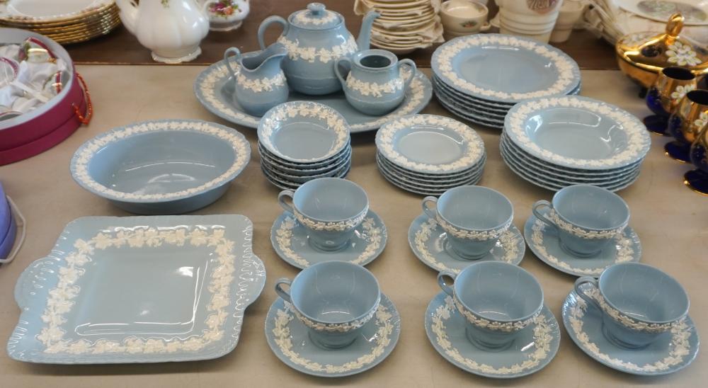 WEDGWOOD QUEENSWARE 36-PIECE DINNER
