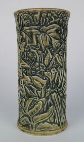WELLER ''MARVO'' POTTERY VASEW