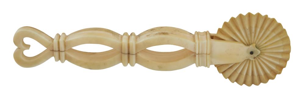 WHALE IVORY PIE CRIMPER WITH