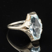 WHITE GOLD AND AQUAMARINE RING