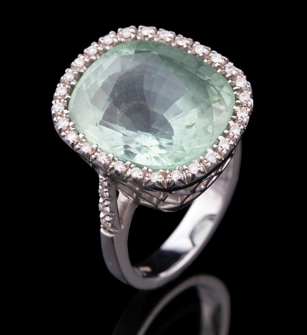 WHITE GOLD AND CUSHION-CUT