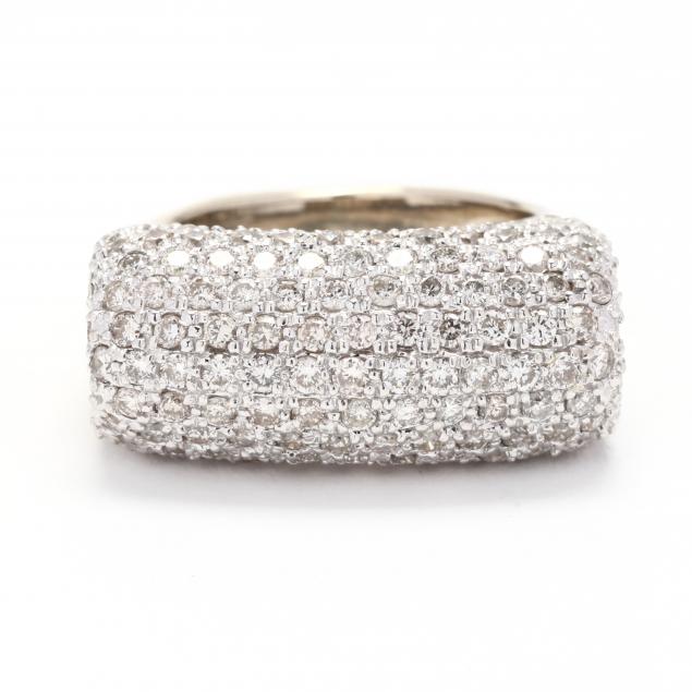WHITE GOLD AND DIAMOND RING In a