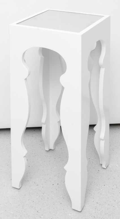 WHITE LACQUERED HOLLYWOOD REGENCY