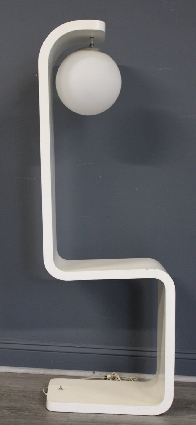 WHITE MODELINE "S" CURVE FLOOR LAMP