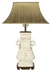 WHITE-PAINTED METAL TABLE LAMP