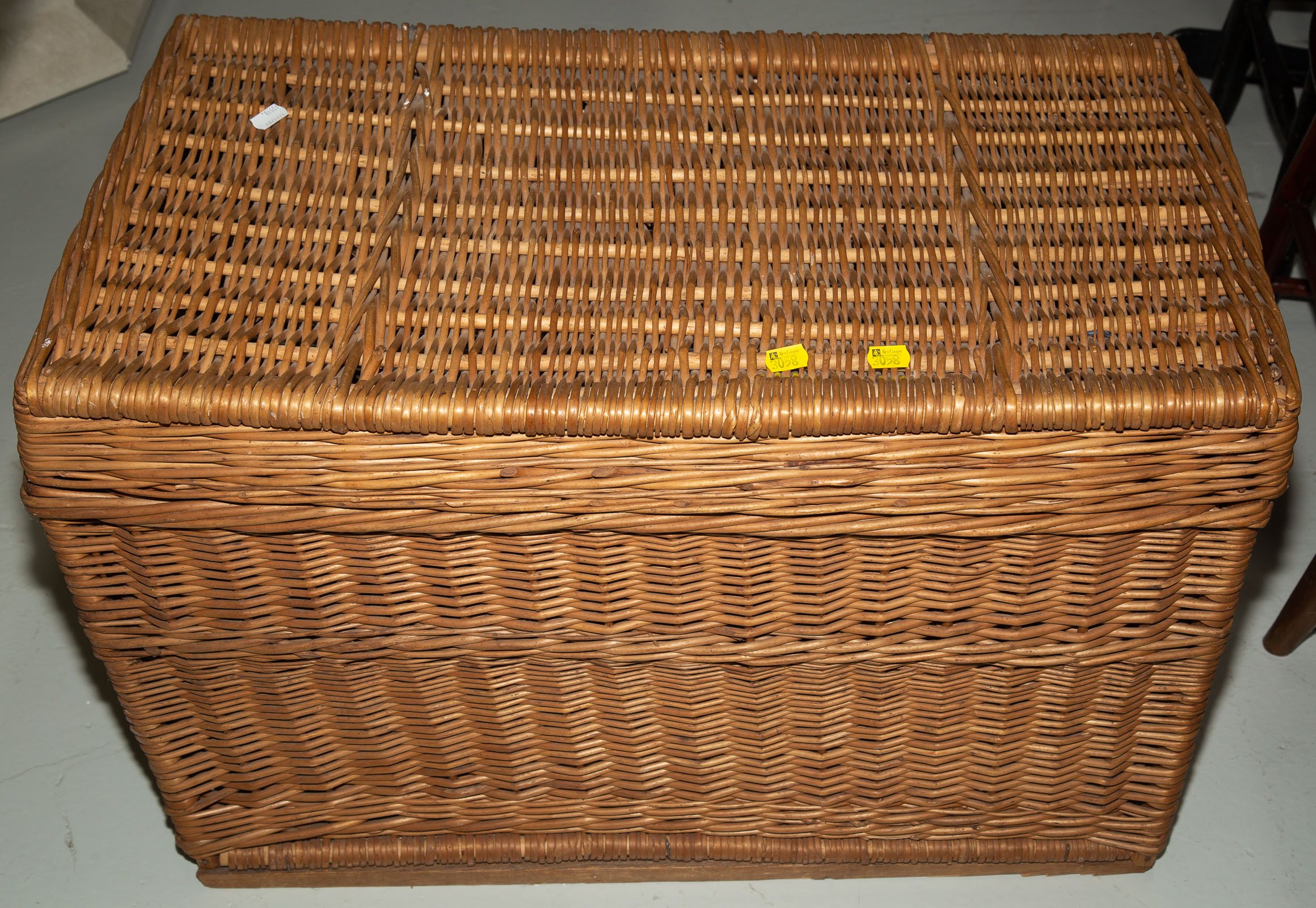 WICKER HAMPER WITH HINGED COVER