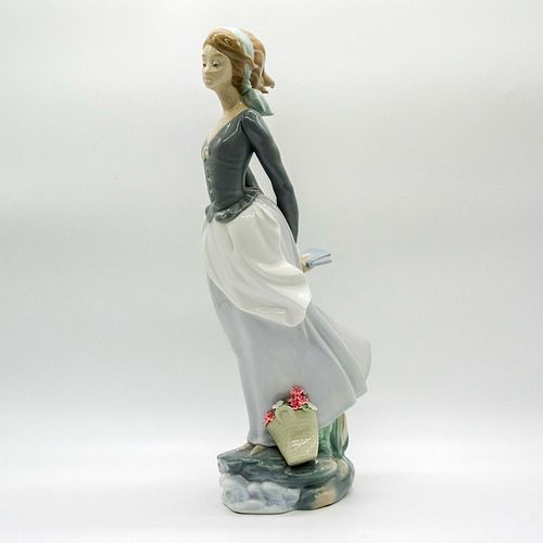 WIND BLOWN GIRL 1004922 - LLADRO