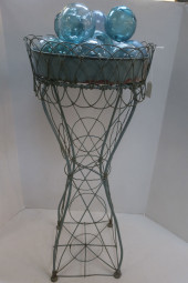 WIRE METAL STAND WITH GLASS FI