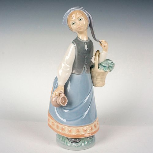 WOMAN WITH SCARF 1005024 - LLADRO