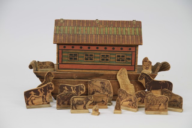 WOODEN CONVERSE NOAH'S ARK