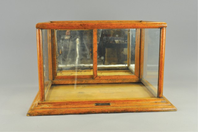 WOODEN COUNTERTOP DISPLAY CASE