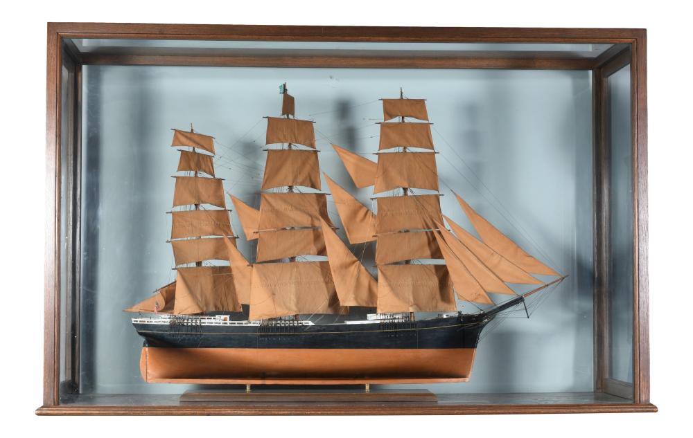 WOODEN SHIP MODEL OF THE CLIPPER