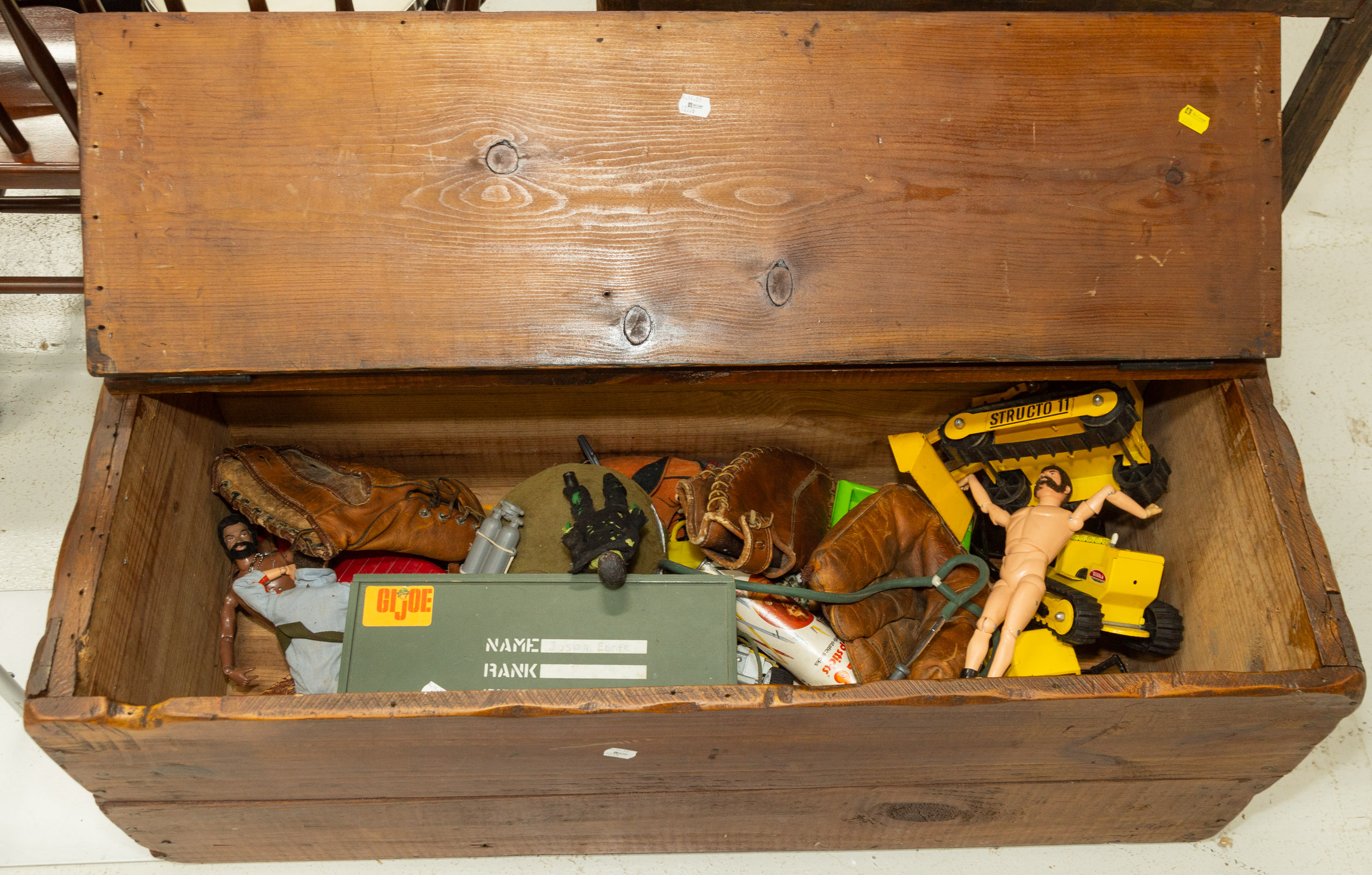 WOODEN TOY BOX & CONTENTS