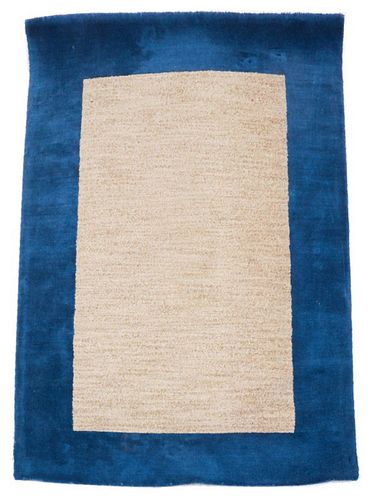 WOOL RUG WITH WELL DEFINED BLUE