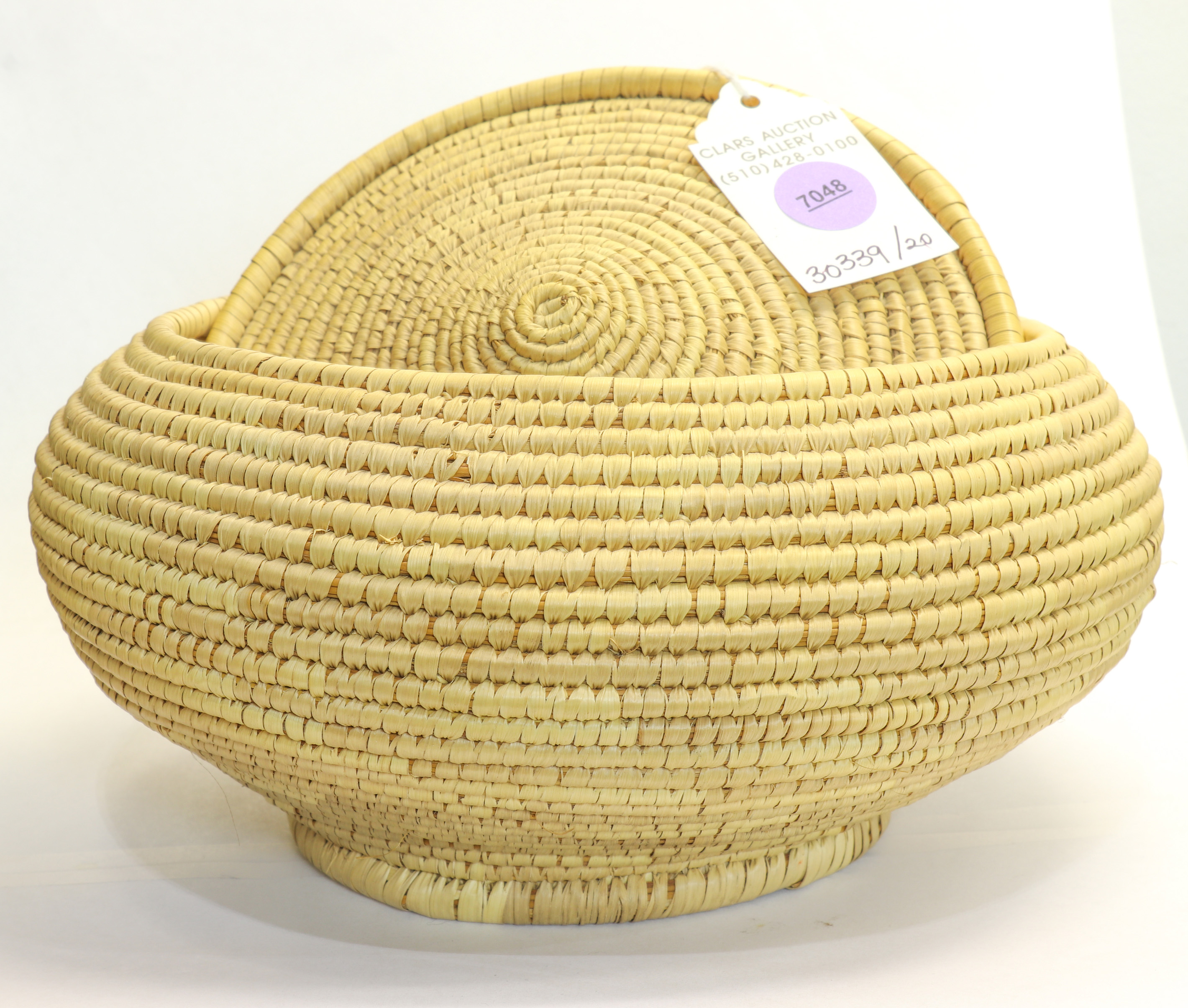 WOVEN BASKET WITH COVER Woven