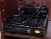 XBOX 360 GAME CONSOLE .