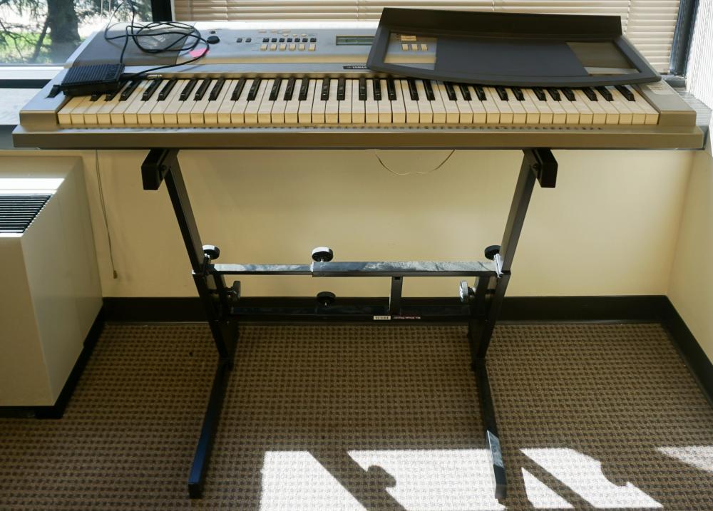 YAMAHA YPG-235 ELECTRIC PIANO