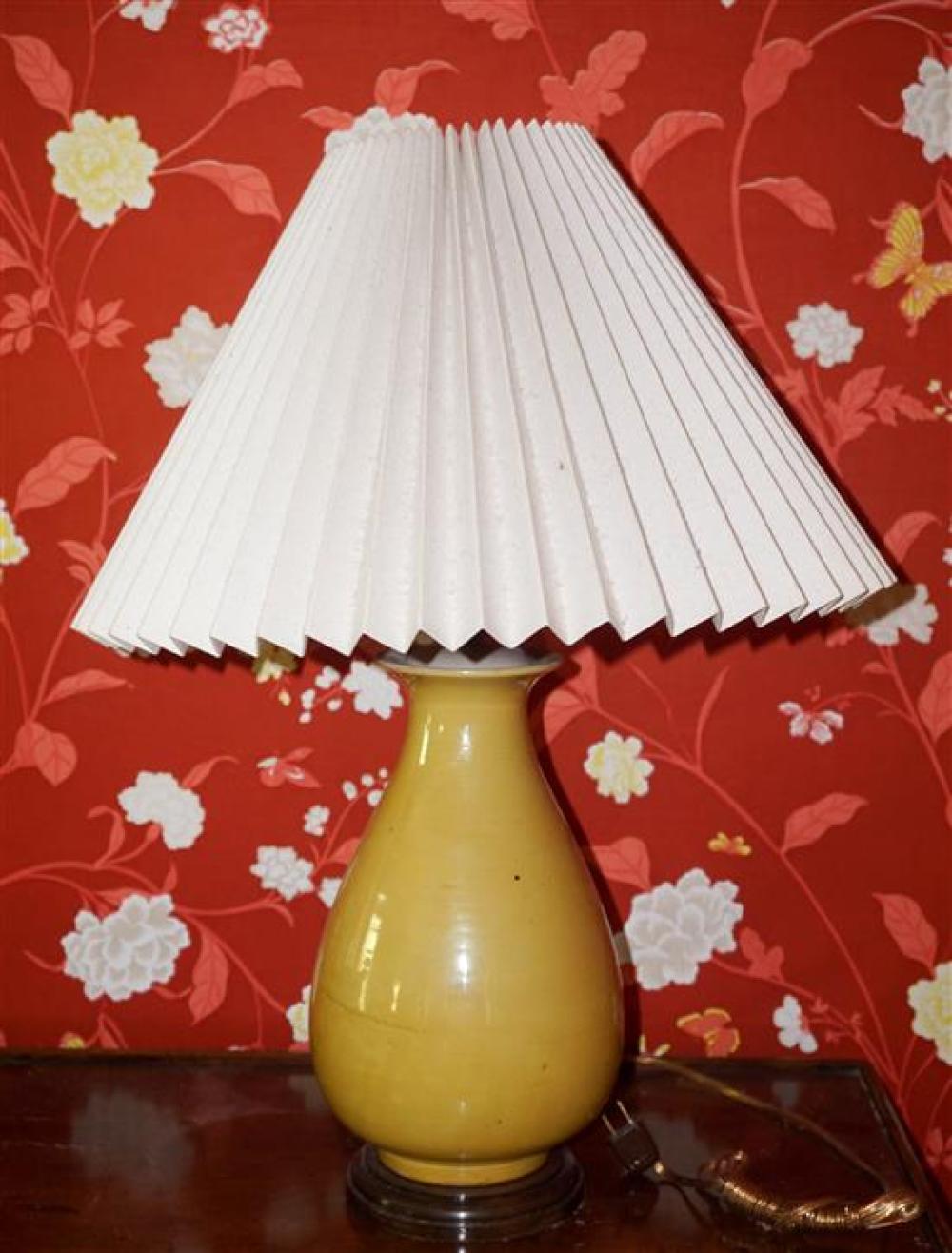 YELLOW CERAMIC TABLE LAMPYellow