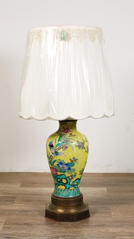 YELLOW CHINESE PORCELAIN LAMPYellow