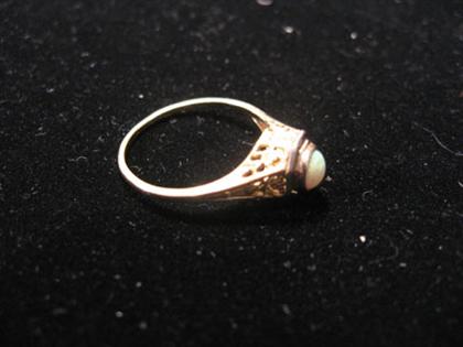 Yellow gold ring with circular opal