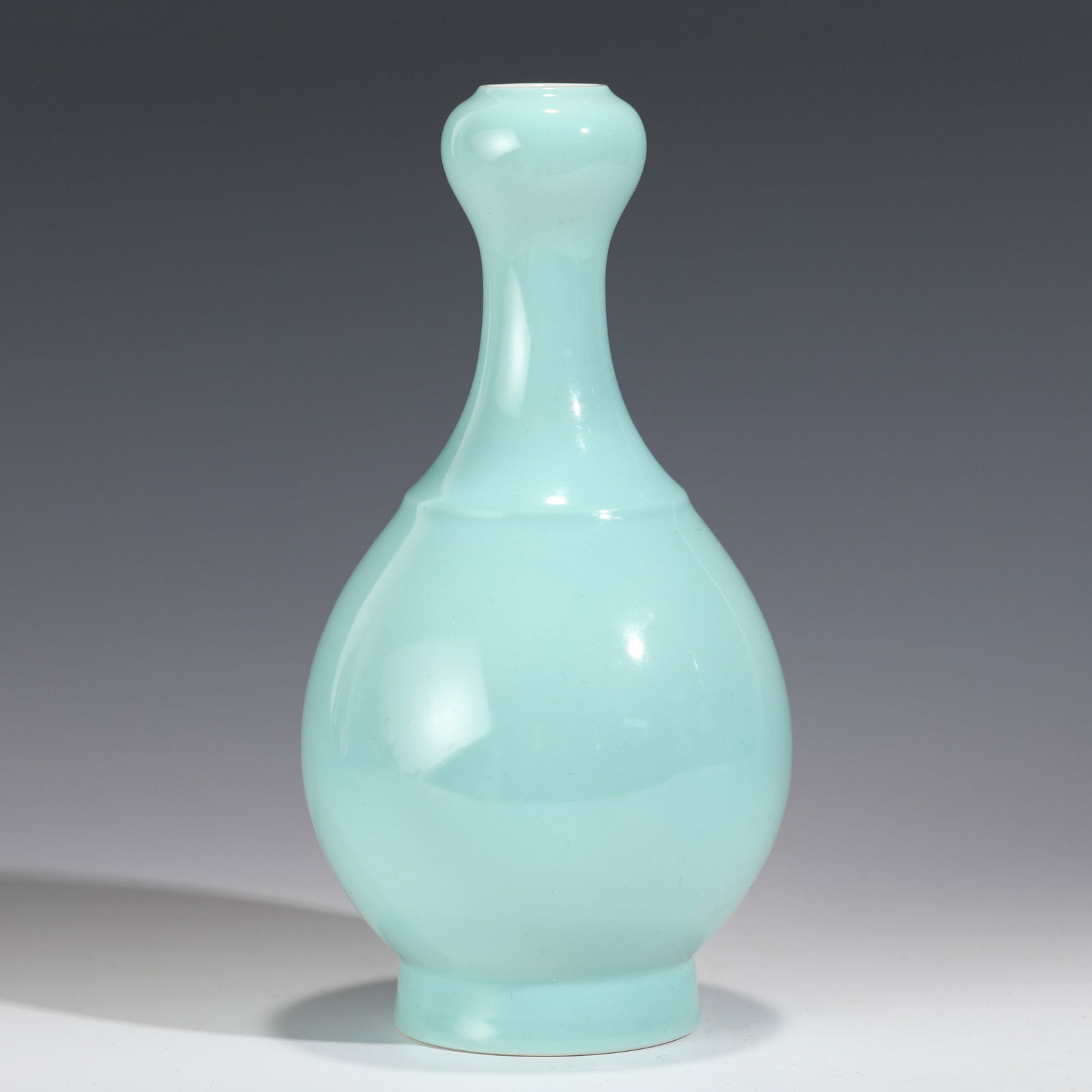 YONGZHENG SKY BLUE PORCELAIN GARLIC