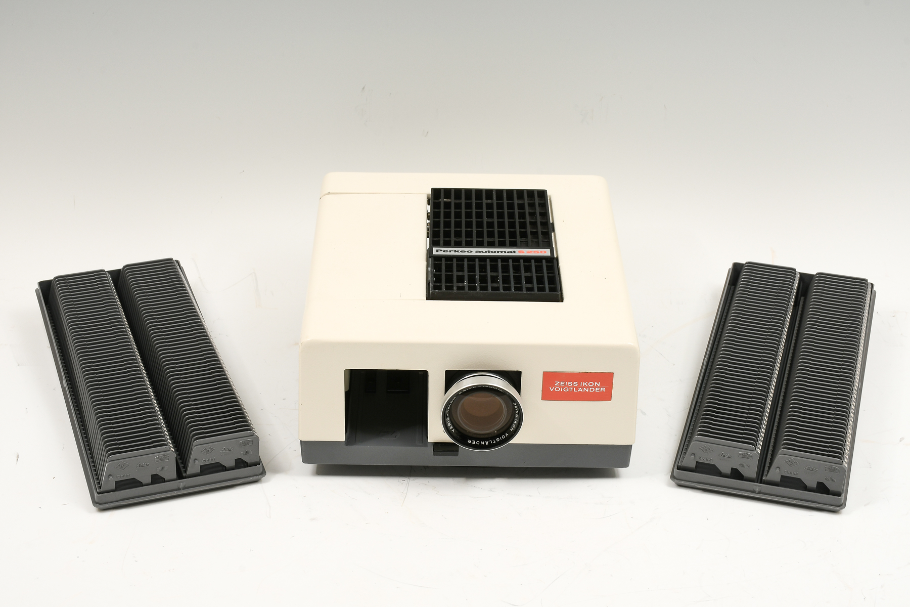 ZEISS SLIDE PROJECTOR WITH