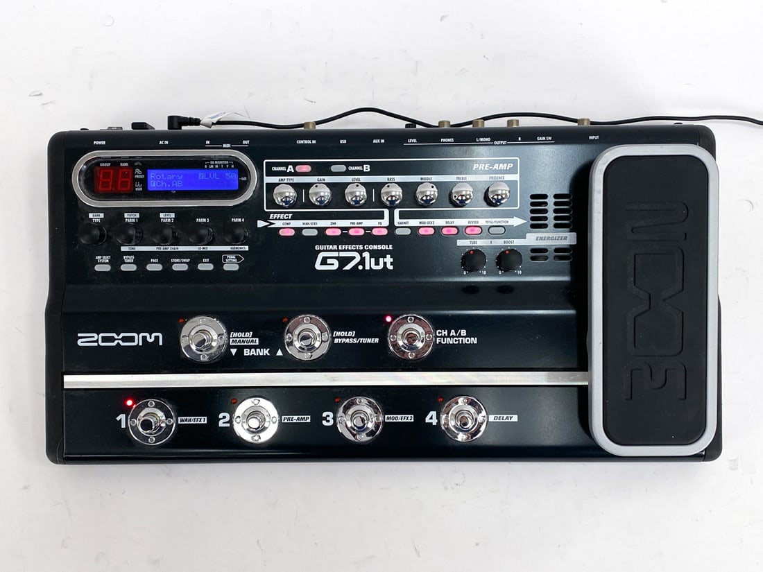 ZOOM GUITAR EFFECTS CONSOLE
